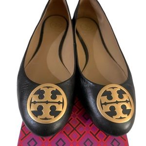 ✨Tory Burch Benetton Ballet flat Napa leather. Black and gold medallion,Size 7